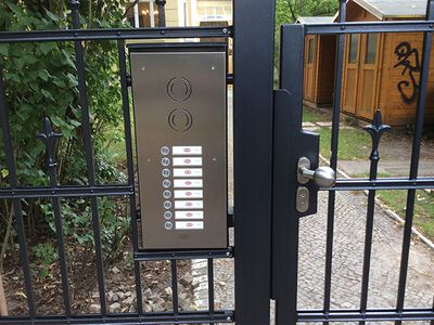 Sprechanlage 1 in Zaunanlage integriert